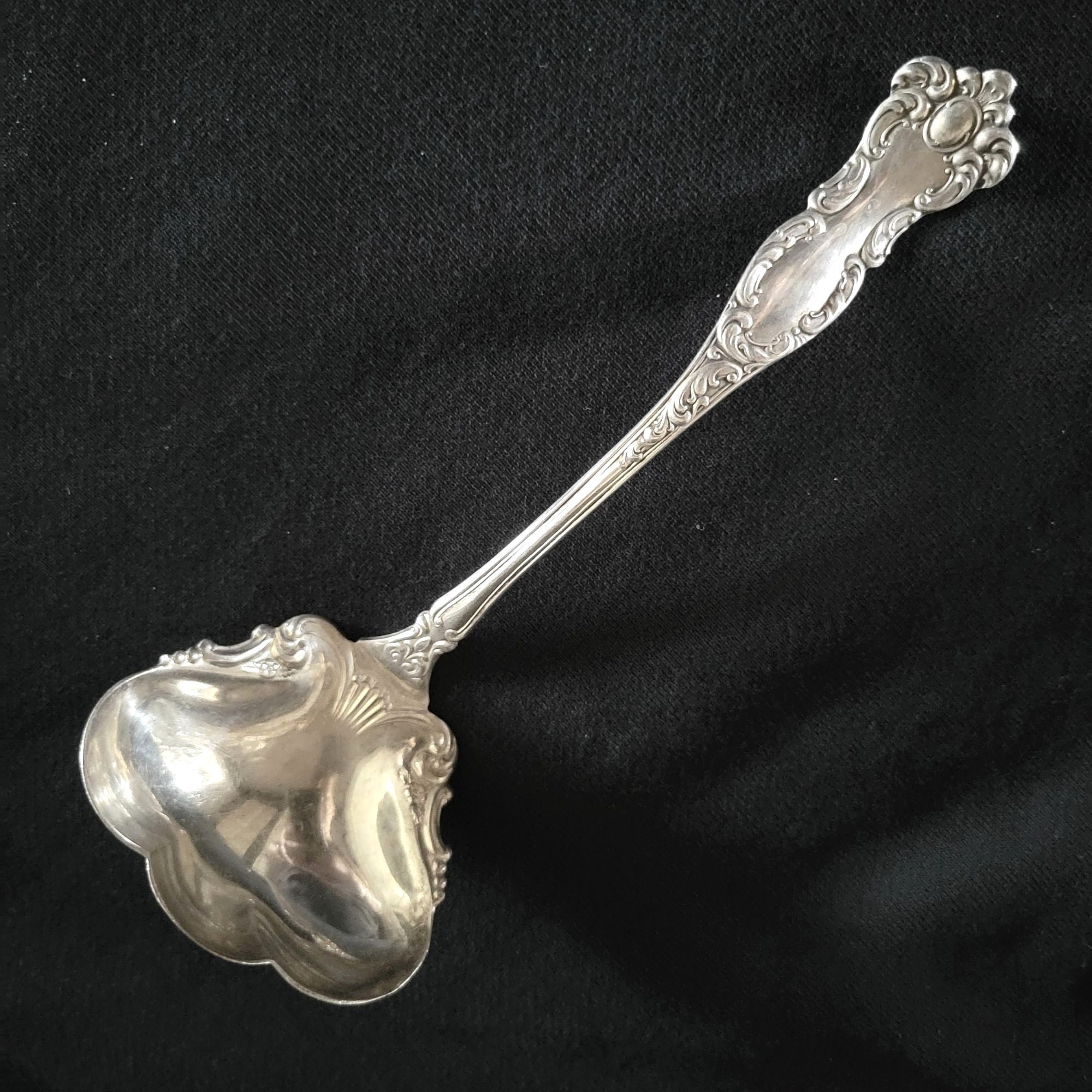 Vtg WM Rogers and Son Silverplate AA Oxford Serving Spoon Ladle Scalloped Bowl