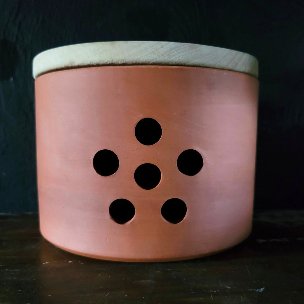 Henry Watson Pottery Suffolk Terracotta Onion Keeper With Wooden Lid