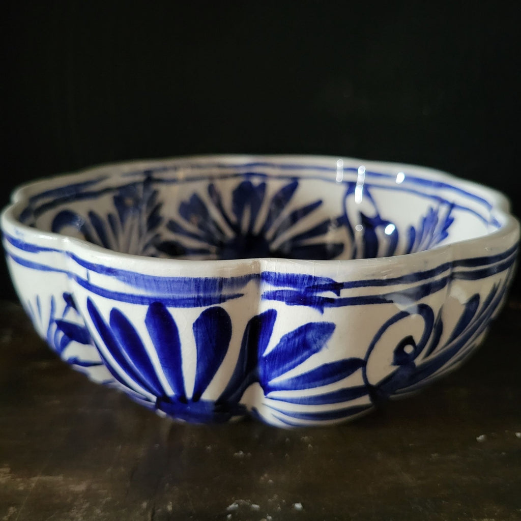 Vtg Hand-Painted Mexican Pottery Blue & White Floral Bowl Scalloped Edge 7"