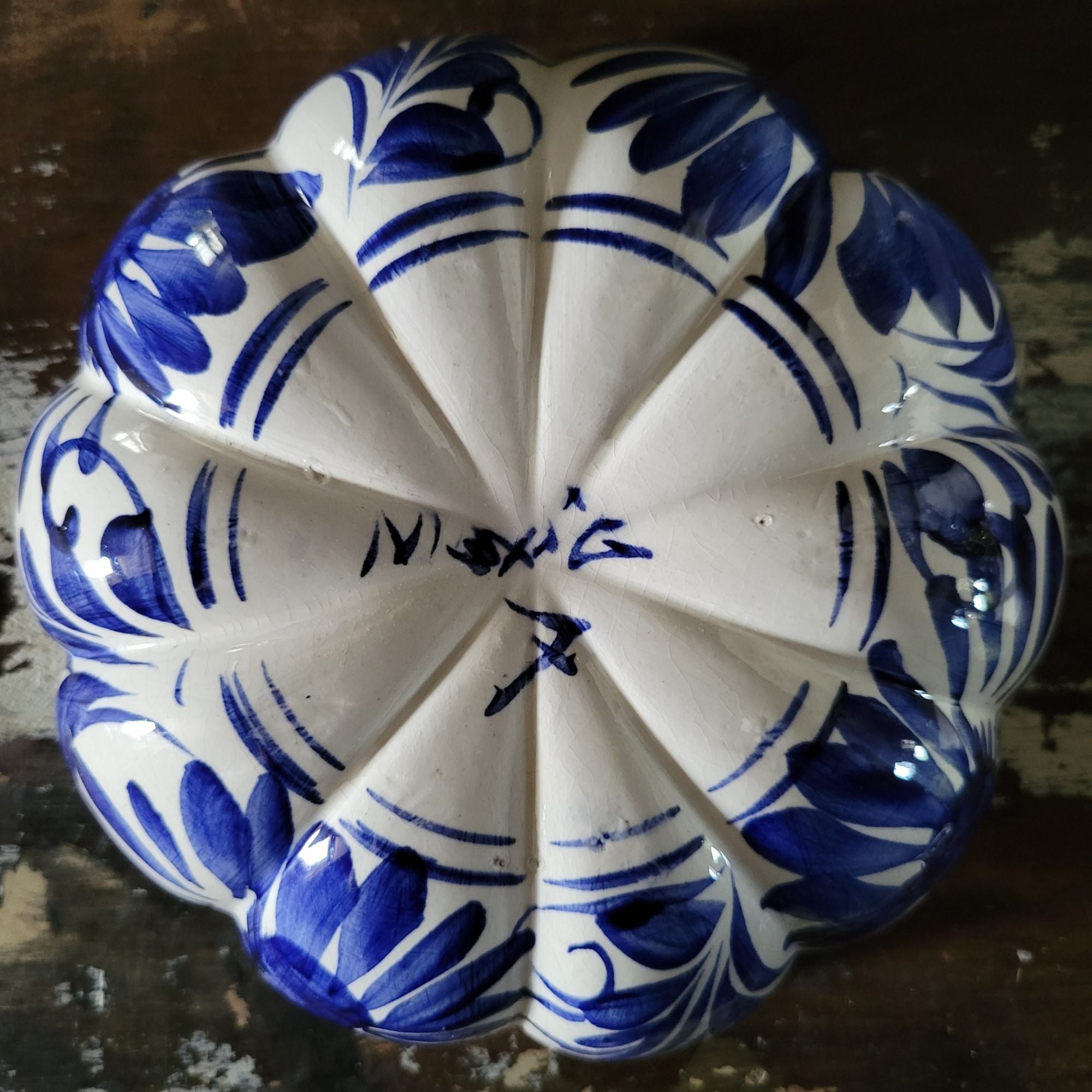Vtg Hand-Painted Mexican Pottery Blue & White Floral Bowl Scalloped Edge 7"