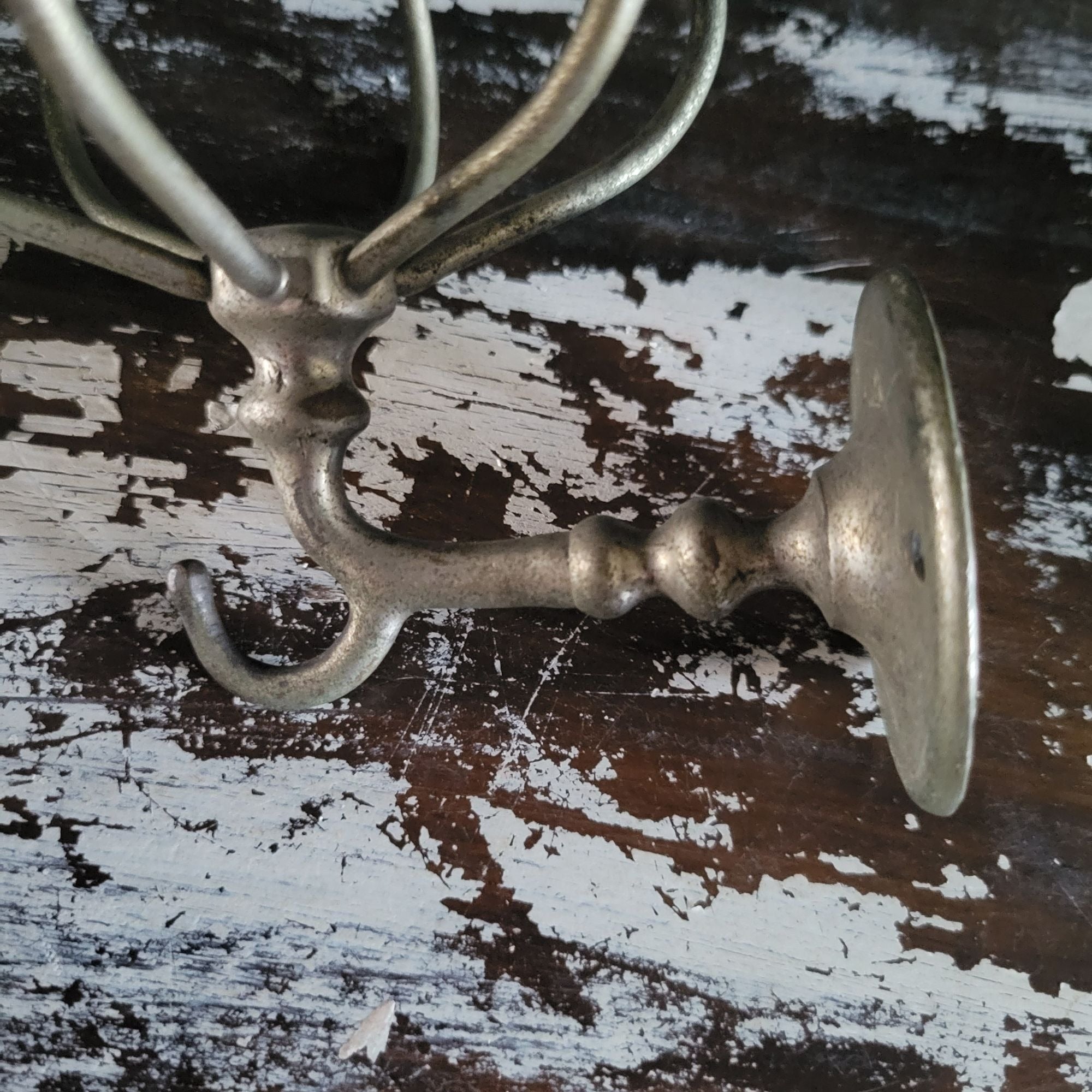 Antique Metal Wall-Mounted Sponge & Soap Holder With Hook Bathroom Organization
